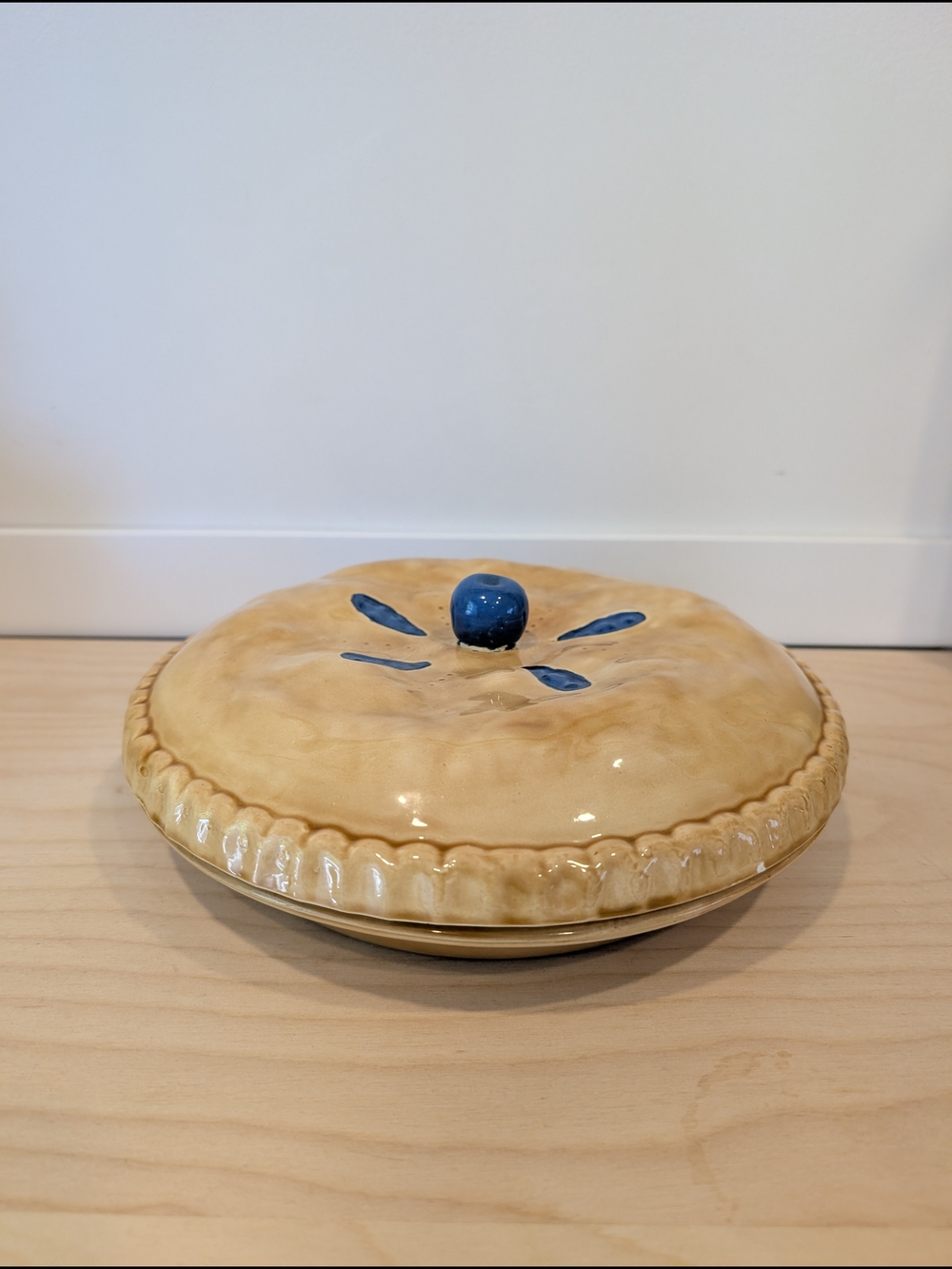 🫐 Vintage Ceramic “Blueberry Pie” Dish with Lid